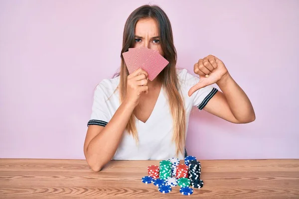 Όμορφη Καυκάσια Γυναίκα Παίζει Πόκερ Που Καλύπτει Πρόσωπο Κάρτες Θυμωμένο — Φωτογραφία Αρχείου