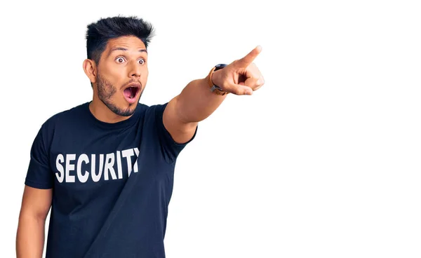 Όμορφος Λατίνος Αμερικανός Νεαρός Άνδρας Φορώντας Μπλουζάκι Ασφαλείας Δείχνοντας Δάχτυλο — Φωτογραφία Αρχείου