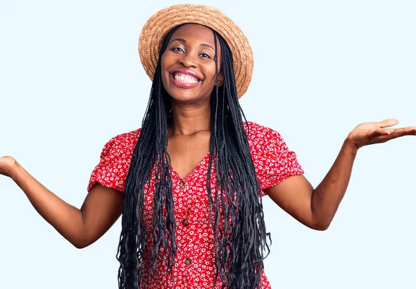 Joven Mujer Afroamericana Vistiendo Sombrero Verano Sonriendo Mostrando Ambas Manos —  Fotos de Stock