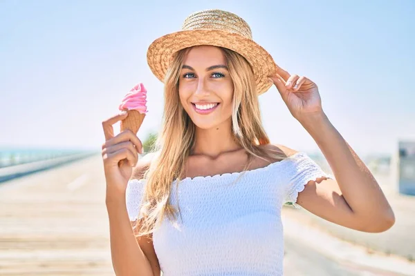若いですブロンド観光客の女の子笑顔幸せな食べるアイスクリームでザ遊歩道 — ストック写真