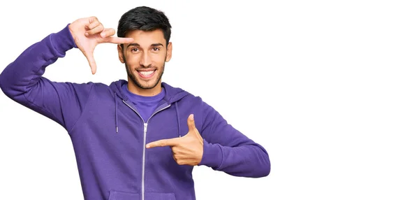 Joven Hombre Guapo Con Sudadera Casual Sonriendo Haciendo Marco Con —  Fotos de Stock