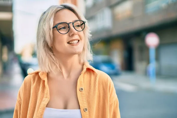 Jovem Loira Sorrindo Feliz Vestindo Óculos Cidade — Fotografia de Stock