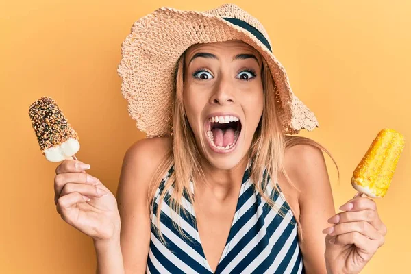 Hermosa Mujer Rubia Con Estilo Veraniego Sosteniendo Helado Celebrando Loco —  Fotos de Stock