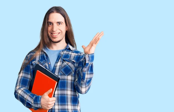 Joven Hombre Adulto Con Pelo Largo Sosteniendo Collage Libro Celebrando — Foto de Stock