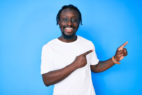 Joven Afroamericano Con Trenzas Vistiendo Camiseta Blanca Casual Sonriendo Mirando —  Fotos de Stock