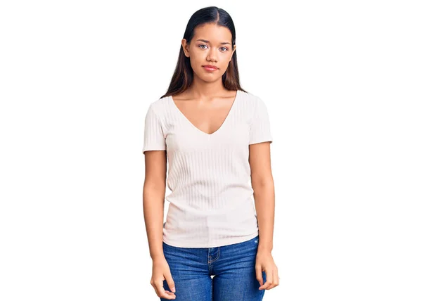 Joven Hermosa Chica Latina Con Camiseta Blanca Casual Con Expresión — Foto de Stock