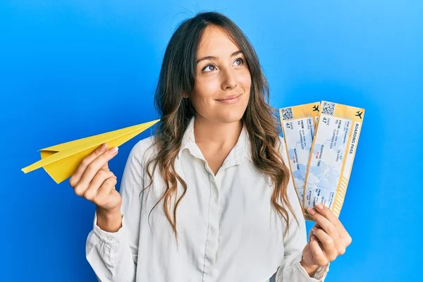 Jovem Morena Segurando Avião Papel Cartão Embarque Sorrindo Olhando Para — Fotografia de Stock