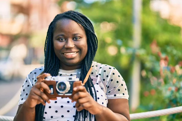 Mladý Africký Americký Turista Žena Usměvavý Šťastný Pomocí Vintage Kamera — Stock fotografie