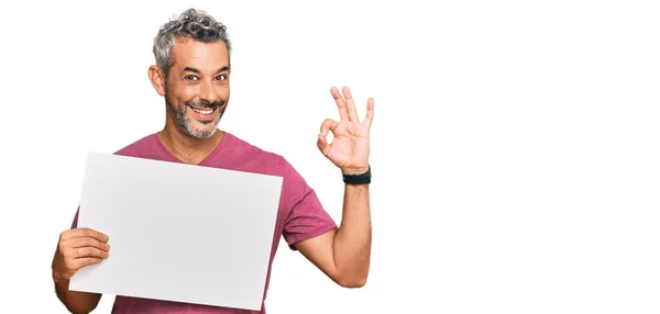 Medioevo Uomo Dai Capelli Grigi Che Tiene Vuoto Banner Facendo — Foto Stock