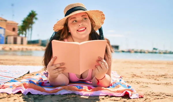 Молода Плюс Розмір Надмірної Ваги Жінка Читає Книгу Розслабляється Пляжі — стокове фото