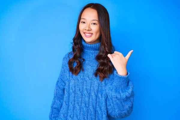 Menina Chinesa Bonita Nova Vestindo Camisola Inverno Casual Sorrindo Com — Fotografia de Stock