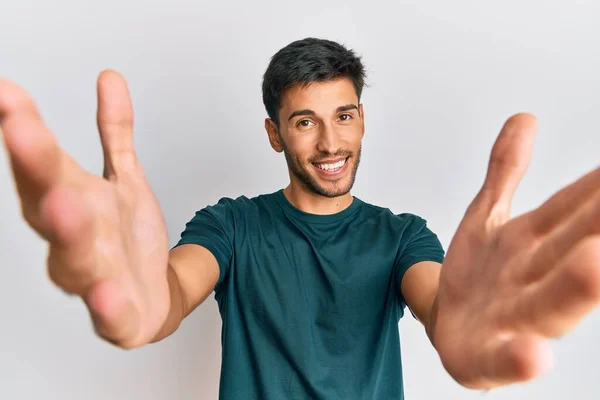 Joven Hombre Guapo Con Ropa Casual Mirando Cámara Sonriendo Con — Foto de Stock