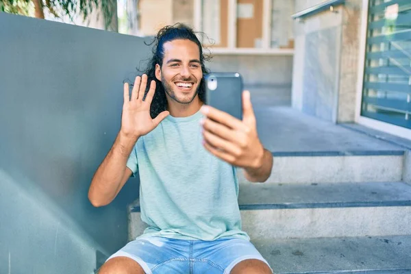 Junger Hispanischer Mann Lächelt Glücklich Bei Smartphone Videoanruf Der Stadt — Stockfoto