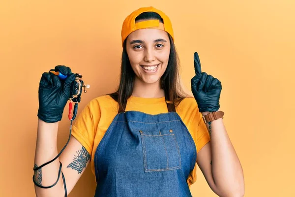 Junge Hispanische Tätowiererin Die Professionelle Uniform Und Handschuhe Trägt Und — Stockfoto
