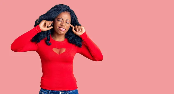 Vacker Afrikansk Amerikansk Kvinna Bär Casual Kläder Täcker Öronen Med — Stockfoto