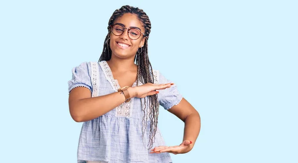 Jovem Afro Americana Com Tranças Vestindo Roupas Verão Casuais Óculos — Fotografia de Stock