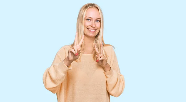 Chica Rubia Joven Con Ropa Casual Sonriendo Mirando Cámara Mostrando — Foto de Stock