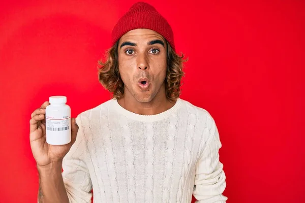 Junger Hispanischer Mann Mit Tabletten Der Hand Verängstigt Und Erstaunt — Stockfoto