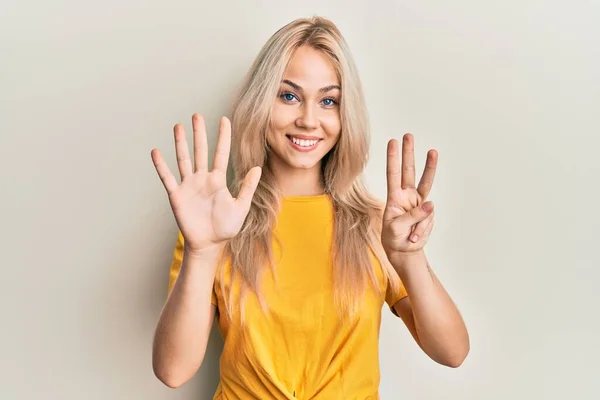 Vacker Kaukasiska Blond Flicka Bär Casual Tshirt Visar Och Pekar — Stockfoto
