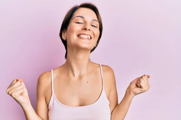 Ung Brunett Kvinna Med Kort Hår Över Rosa Bakgrund Mycket — Stockfoto