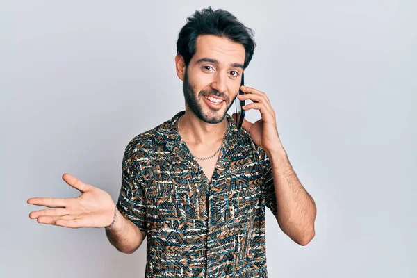 Молодий Іспаномовний Чоловік Розмовляє Смартфону Святкуючи Досягнення Щасливою Посмішкою Виразом — стокове фото