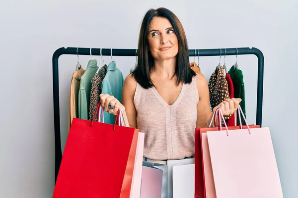 Brünette Personal Shopperin Mittleren Alters Mit Einkaufstüten Die Lächelnd Zur — Stockfoto