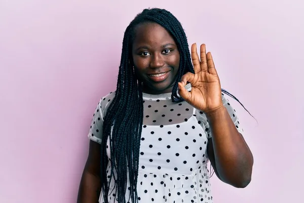 Jonge Zwarte Vrouw Met Vlechten Dragen Casual Kleding Lachend Positief — Stockfoto