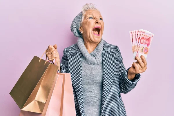Senior Mujer Pelo Gris Sosteniendo Bolsas Compras Billetes Shekels Israel — Foto de Stock