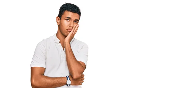 Jovem Árabe Homem Vestindo Roupas Casuais Pensando Olhar Cansado Entediado — Fotografia de Stock