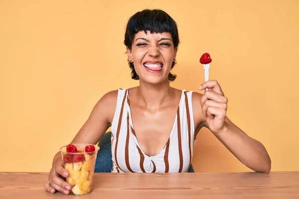 Mulher Morena Bonita Comendo Frutas Frescas Saudáveis Colando Língua Feliz — Fotografia de Stock