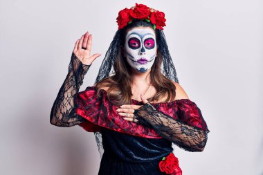 Ölü kostümünü giydiği gün beyaz üzerine yemin eden, el pençe divan duran, sadakat yemini eden genç bir kadın. 