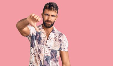 Yazlık kıyafetler giyen genç İspanyol adam mutsuz ve kızgın görünüyor. Reddedilmiş ve olumsuz jest yapıyor. kötü ifade. 