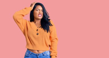 Uzun saçlı, sıradan bir kazak giyen İspanyol kadın soru sorup kafasını karıştırıyor. Şüpheyle kararsız, kafa kafaya düşünerek. Düşünceli kavram. 