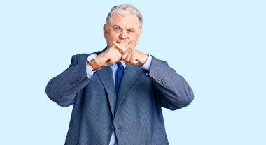 İş ceketi giyen yaşlı, gri saçlı adam reddedilme ifadesi. 