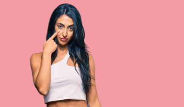 Güzel İspanyol kadın, gündelik kıyafetler giyip, senin jestini izlerken, şüpheli bir ifade takındı. 