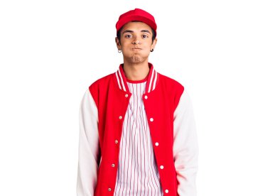 Beyzbol üniforması giyen, komik suratlı, yanak şişiren genç bir Afrikalı Amerikalı. Havayla şişmiş ağız, çılgın bir ifade.. 