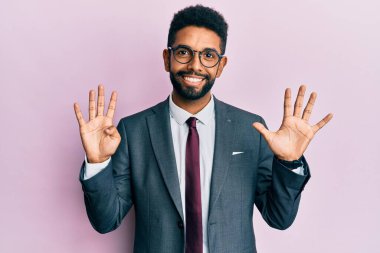 Sakallı, takım elbiseli ve kravatlı yakışıklı İspanyol iş adamı dokuz numaralı parmaklarıyla kendini beğenmiş ve mutlu gülümserken kendini gösterdi.. 