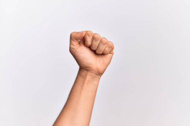 Beyaz arka planda protesto ve devrim hareketi yapan, güç ve güç gösterisi yapan beyaz tenli bir gencin eli.