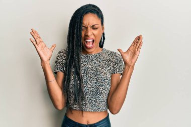 Başarı için deli ve çılgın kutlamalar yapan sıradan kıyafetler giyen Afrikalı Amerikalı bir kadın. Kollarını kaldırmış, gözlerini kapatmış heyecanlı çığlıklar atıyordu. Kazanan konsept 