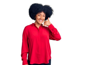 Genç Afro-Amerikalı kız, günlük kıyafetler giyip gülümsüyor telefonla el ve parmaklarıyla jest yapıyor telefonda konuşuyor gibi. iletişim kavramları. 