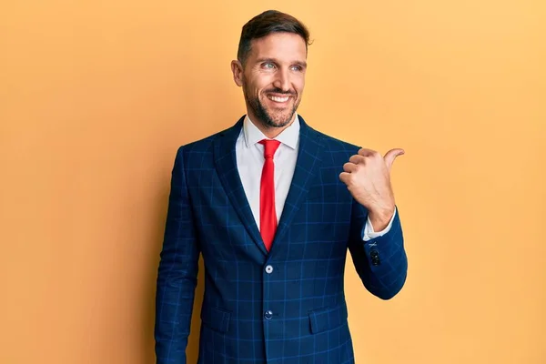 Hombre Guapo Con Barba Vistiendo Traje Negocios Corbata Sonriendo Con —  Fotos de Stock