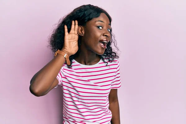 Schöne Afrikanische Junge Frau Lässig Gestreiftem Shirt Die Lächelnd Mit — Stockfoto