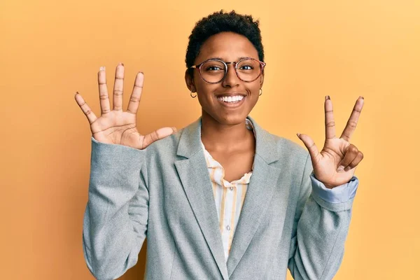 Молодая Африканская Американка Деловой Куртке Очках Показывает Показывает Пальцами Номер — стоковое фото