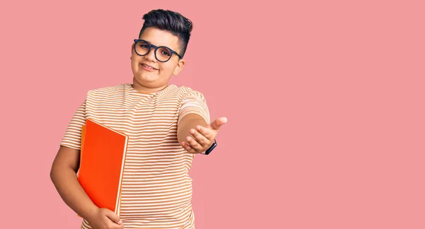 Niño Pequeño Sosteniendo Libro Con Gafas Sonrientes Amistoso Ofreciendo Apretón — Foto de Stock