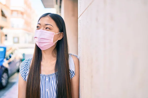 Νεαρή Κινέζα Που Φοράει Ιατρική Μάσκα Ακουμπισμένη Στον Τοίχο Του — Φωτογραφία Αρχείου