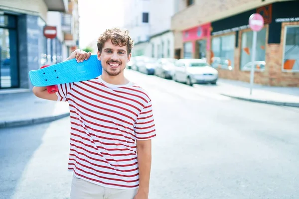 Jovem Homem Patinador Caucasiano Sorrindo Feliz Segurando Skate Andando Rua — Fotografia de Stock