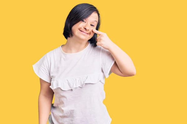 Brunette Vrouw Met Syndroom Met Casual Witte Tshirt Wijzend Met — Stockfoto