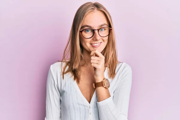 Vacker Blond Kvinna Bär Casual Kläder Och Glasögon Ler Ser — Stockfoto