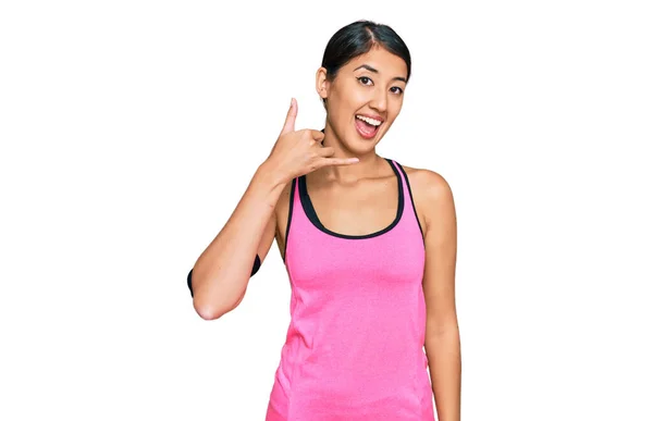 Beautiful Asian Young Sport Woman Wearing Sportswear Arm Band Smiling — 图库照片