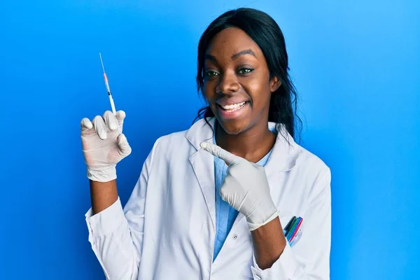 Genç Afrikalı Amerikalı Kadın Elinde Şırınga Elinde Bilim Adamı Üniforması — Stok fotoğraf